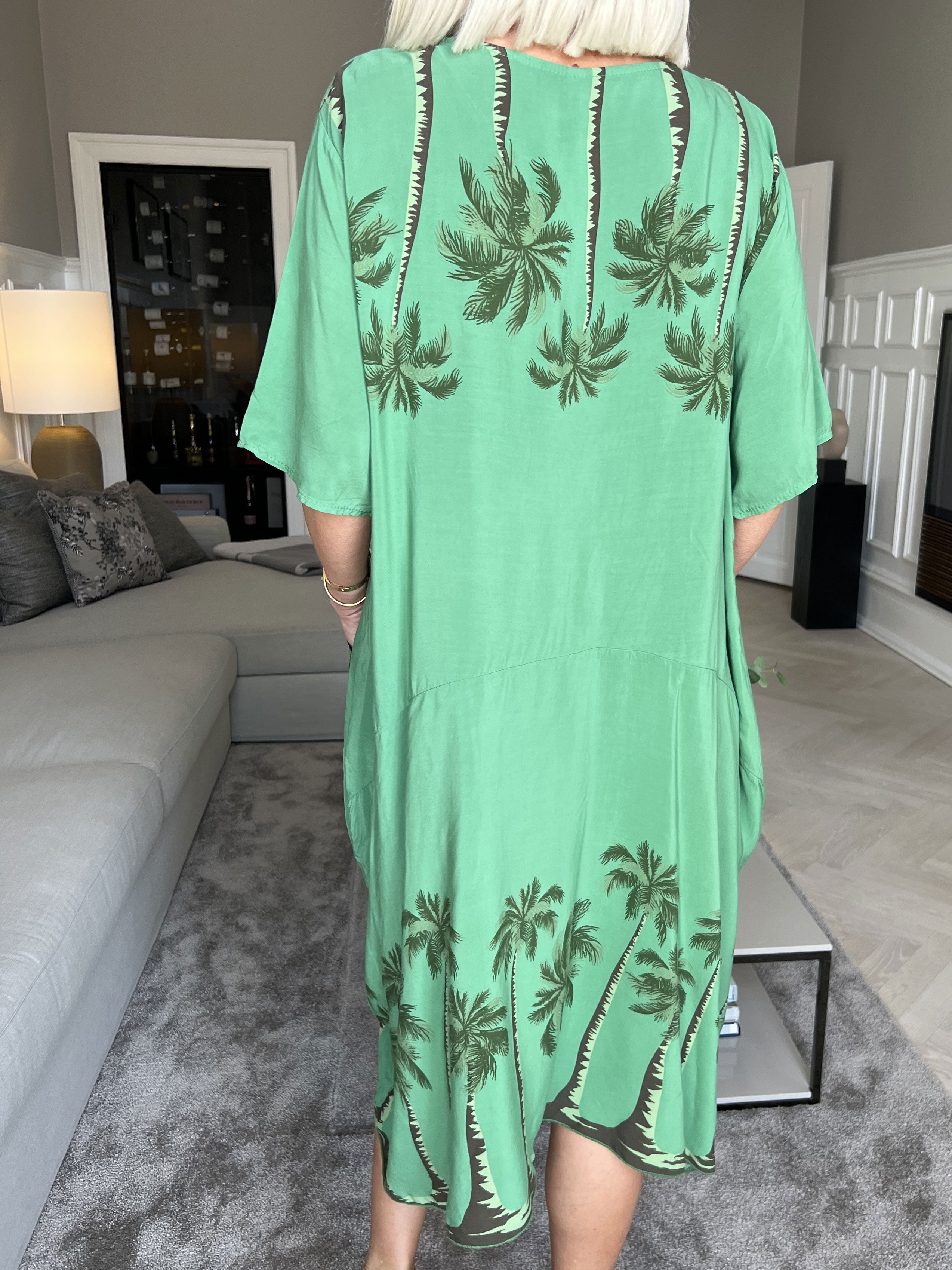 Idaline - Sød sommerkjole med palme motiver og lommer